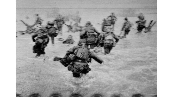 Les troupes américaines prennent d’assaut la plage d’Omaha Beach lors du Débarquement, Normandie, France, 6 juin 1944
Crédit : Robert Capa/International Center of Photography/Magnum Photos