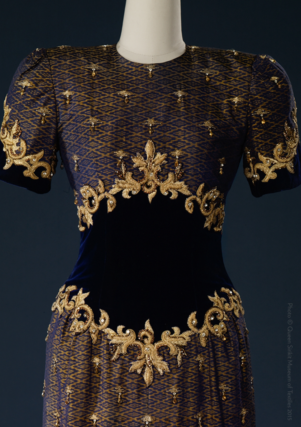 Robe, 1985 Erik Mortensen (danois, 1926-1998) pour la maison Balmain Ikat de soie (mat mii) et velours  ; broderie de strass, fils d’or, perles et paillettes réalisée par la maison Lesage, Paris
© Collection de Sa Majesté la Reine Sirikit Queen Sirikit Museum of Textiles (QSMT)