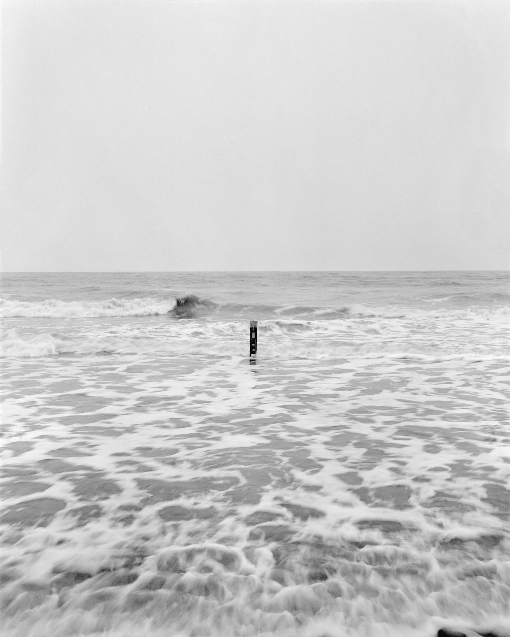un poteau dans l'eau
